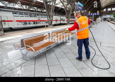 Lipsia, Germania. 27 maggio 2020. Un dipendente del DB pulisce e disinfetta un'area salotto della stazione centrale di Lipsia. Con più dispenser per mani disinfettanti, più frequenti pulizie e luce anti-virus, Deutsche Bahn vuole prepararsi per il crescente traffico di passeggeri nella crisi della corona nelle stazioni. Con le nuove macchine per la pulizia, le superfici potrebbero essere disinfettate più estesamente che in passato. Credit: Jan Woitas/dpa-Zentralbild/dpa/Alamy Live News Foto Stock