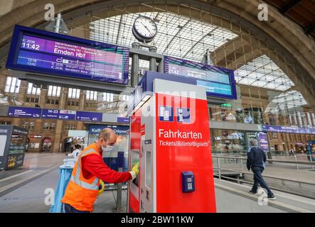 Lipsia, Germania. 27 maggio 2020. Un dipendente del DB disinfetta un distributore automatico di biglietti alla stazione centrale di Lipsia dopo la pulizia. Con più dispenser per mani disinfettanti, più frequenti pulizie e luce anti-virus, Deutsche Bahn vuole prepararsi per il crescente traffico di passeggeri nella crisi di Corona presso le stazioni. Con le nuove macchine per la pulizia, le superfici potrebbero essere disinfettate più estesamente che in passato. Credit: Jan Woitas/dpa-Zentralbild/dpa/Alamy Live News Foto Stock