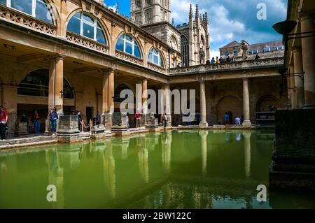 I turisti ad esplorare le Terme Romane a Bath, Inghilterra. Foto Stock