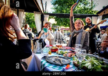 Skopje, Macedonia del Nord. 28 Maggio 2020. I clienti pranzano in un ristorante a Skopje, Macedonia del Nord, il 28 maggio 2020. Il governo della Macedonia del Nord ha annunciato un ulteriore allentamento delle misure restrittive, tra cui consentire ad alcuni ristoranti e bar di riprendere le attività a partire dal maggio 28. Credit: Tomislav Georgiev/Xinhua/Alamy Live News Foto Stock
