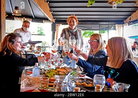 Skopje, Macedonia del Nord. 28 Maggio 2020. I clienti pranzano in un ristorante a Skopje, Macedonia del Nord, il 28 maggio 2020. Il governo della Macedonia del Nord ha annunciato un ulteriore allentamento delle misure restrittive, tra cui consentire ad alcuni ristoranti e bar di riprendere le attività a partire dal maggio 28. Credit: Tomislav Georgiev/Xinhua/Alamy Live News Foto Stock