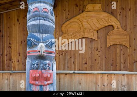 Clan House & Totem Pole, Icy Strait Point, Hoonah City, Chichagof Island, Alaska sudorientale, Stati Uniti Foto Stock