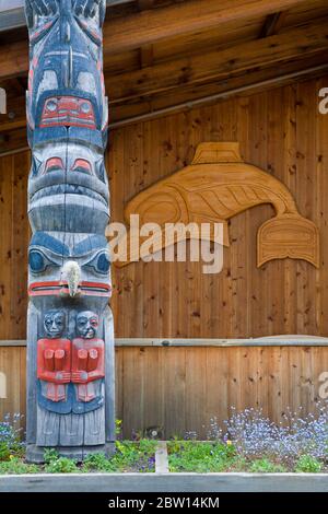 Clan House & Totem Pole, Icy Strait Point, Hoonah City, Chichagof Island, Alaska sudorientale, Stati Uniti Foto Stock