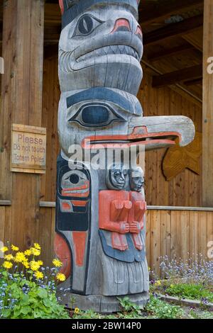 Clan House & Totem Pole, Icy Strait Point, Hoonah City, Chichagof Island, Alaska sudorientale, Stati Uniti Foto Stock