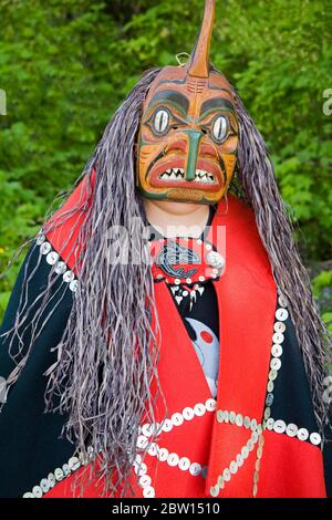 Tlingit Indian indossando maschera facciale, Icy Strait Point centro culturale, Hoonah Città, Chichagof Island, a sud-est di Alaska, STATI UNITI D'AMERICA Foto Stock