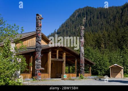 Tlingit Clan House presso il centro culturale Icy Strait Point, Hoonah City, Chichagof Island, Alaska sudorientale, Stati Uniti Foto Stock