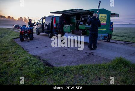 27 maggio 2020, Meclemburgo-Pomerania occidentale, Dummerstorf: Gli attivisti del benessere animale stanno preparando un drone con una termocamera per il decollo prima dell'alba accanto a un prato. I soccorritori di animali usano l'aereo per cercare piccoli fiabe che giacciono nell'erba. Gli animali sono trovati da attivisti del benessere animale con l'aiuto di una termocamera su un drone e prima dell'alba sono circondati e protetti da una sorta di castello sulla spiaggia. Si stima che ogni anno nel solo nord-est, circa 26,000 falci vengono uccisi durante le operazioni di falciatura. Con i droni, i membri dell'animale selvaggio ai Foto Stock