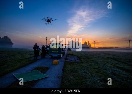 27 maggio 2020, Meclemburgo-Pomerania occidentale, Dummerstorf: Un drone con una termocamera inizia prima dell'alba accanto a un prato. I soccorritori di animali usano l'aereo per cercare piccoli fiabe che giacciono nell'erba. Gli animali sono trovati su un drone da attivisti del benessere animale con l'aiuto di una termocamera e prima dell'alba sono circondati e protetti da una sorta di castello sulla spiaggia. Si stima che ogni anno nel solo nord-est, circa 26,000 falci vengono uccisi durante le operazioni di falciatura. Con i droni, i membri di Wild Animal Aid hanno scoperto 146 fawns su quasi 1,000 ettari Foto Stock