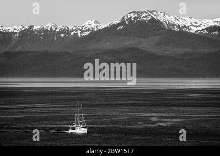 Barca da pesca vicino a Icy Strait Point, Hoonah City, Chichagof Island, Alaska sudorientale, USA Foto Stock