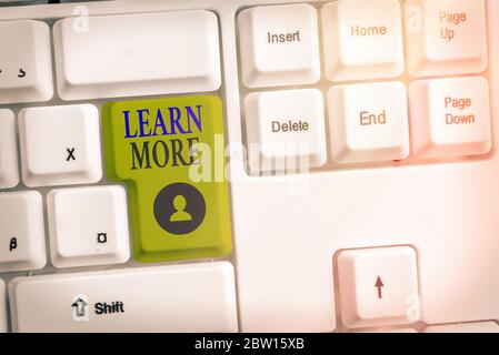 La scrittura della nota mostra Per saperne di più. Il concetto di business per conoscenza o abilità acquisita da istruzioni di apprendimento notevole Foto Stock