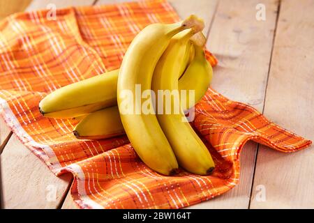 Quattro banane mature su tovagliolo, pronte a mangiare Foto Stock