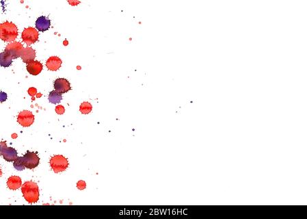 Coloratissima struttura astratta con spruzzi e spruzzi. Macchia di gocce di vernice rossa e viola isolata su sfondo bianco. Elemento di disegno grunge. Foto Stock