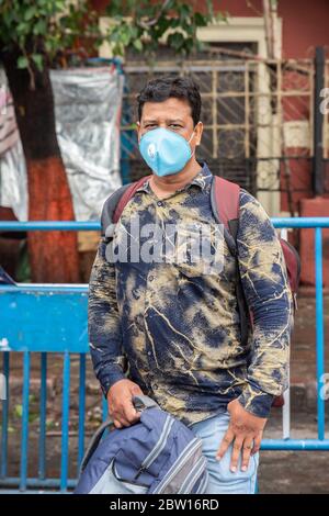 Kolkata, India. 28 Maggio 2020. Un uomo attende il suo autobus a casa.come la pandemia fase 4 inizia, con treni multipli di riportare migranti da diversi stati al Bengala occidentale. (Foto di Avimanyu Banerjee/Pacific Press) Credit: Pacific Press Agency/Alamy Live News Foto Stock