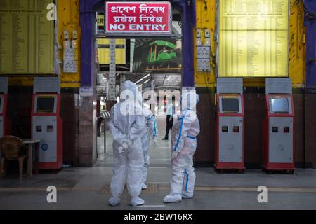 Kolkata, India. 28 Maggio 2020. Nel PPE Suit la gente attende i migranti per il testamento termodaCome inizia la fase pandemica 4, con treni multipli che portano i migranti provenienti da diversi stati al Bengala Occidentale. (Foto di Avimanyu Banerjee/Pacific Press) Credit: Pacific Press Agency/Alamy Live News Foto Stock