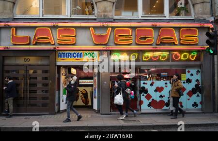 Sala giochi al neon Lit Las Vegas nel quartiere Soho di Londra. Cartello giallo e rosso al neon. Londra Foto Stock