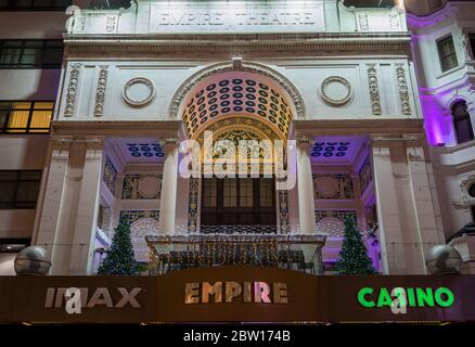 Empire Cinema e Casino in Leicester Square di notte. Londra Foto Stock