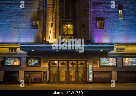 L'esterno del Fortune Theatre di notte a Covent Garden che mostra Donna in nero. Londra Foto Stock