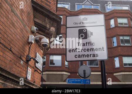 Segnale di applicazione del traffico con telecamere TVCC appese su un muro di mattoni. Londra Foto Stock