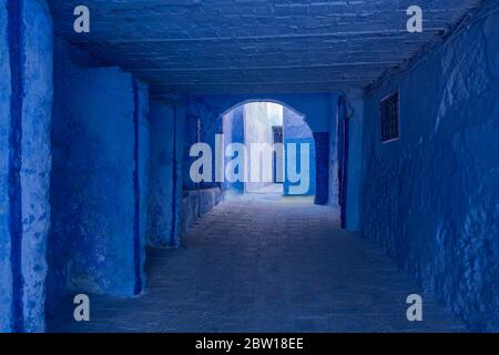 Varie sfumature di blu nella parte della Città Vecchia di Chefchaouen, conosciuta anche come Blue City, situata nelle montagne Rif del Marocco nord-occidentale Foto Stock