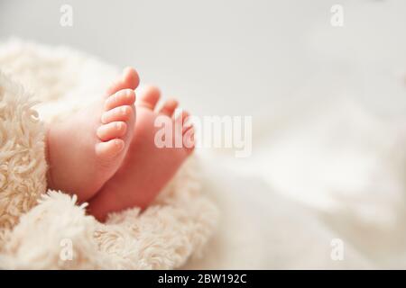 Primo piano delle gambe del bambino. Biglietto d'auguri con CopySpace. Concetto di famiglia. Foto Stock