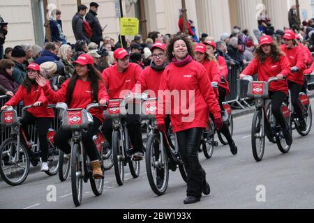 Molte persone che guidano il Santander noleggiano biciclette sulle strade di Londra Foto Stock