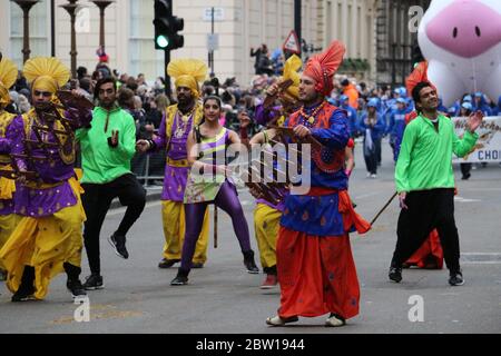 La sfilata di Londra di nuovi anni. Gruppo di persone in costumi colorati che ballano. Londra Foto Stock