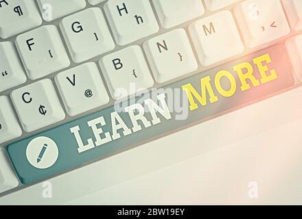 La scrittura della nota mostra Per saperne di più. Il concetto di business per conoscenza o abilità acquisita da istruzioni di apprendimento notevole Foto Stock
