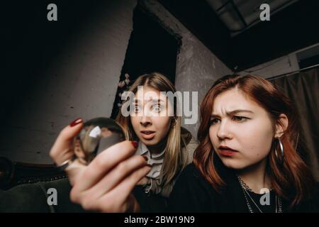 Donna e donna fortuna teller con palla di cristallo Foto Stock