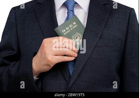 Uomo d'affari coreano con passaporto coreano in mano. Foto Stock