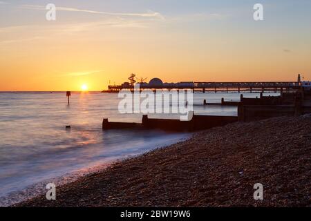 Herne Bay, Kent, Regno Unito. 29 Maggio 2020: Tempo UK. All'alba al molo di Herne Bay inizia la giornata con una fresca brezza del Nord Est. Il tempo è impostato per essere fine e asciutto. Credit: Alan Payton/Alamy Live News Foto Stock