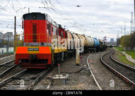 Mosca, Russia. 2 maggio 2020. Locomotiva con carri a serbatoio di petrolio a Mosca, Russia. Foto Stock