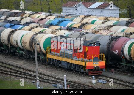 Mosca, Russia. 2 maggio 2020. Locomotiva con carri a serbatoio di petrolio a Mosca, Russia. Foto Stock