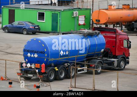 Mosca, Russia. 2 maggio 2020. Parcheggio con camion che trasportano bitume a Mosca, Russia. Foto Stock