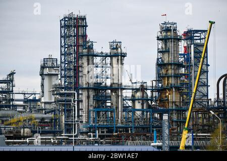 Mosca, Russia. 2 maggio 2020. Tubi della raffineria petrolifera di Mosca nella zona industriale di Chagino-Kapotnya a Mosca, Russia. Foto Stock