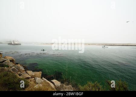 Morro Bay, California/USA - 27 maggio 2020 navi, barche a vela e kayak al porto di Morro Bay, costa della California Foto Stock