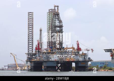 Piattaforma petrolifera ancorata, carro di perforazione offshore, a Port of Galveston, Texas, USA. La piattaforma petrolifera è in via di riqualificazione nel porto di Texan, sulla costa del Golfo. Foto Stock