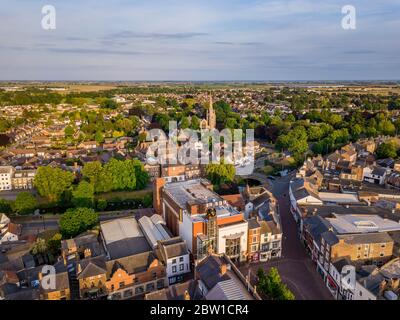 Vista aerea del centro di Spalding a sud del fiume, tra cui il South Holland Center, la Chiesa di Santa Maria e San Nicola e il fiume Welland Foto Stock