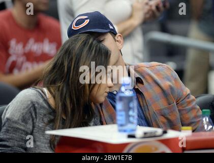 22 marzo 2014 Mila Kunis lancia il suo anello di aggancio mentre guarda Detroit Pistons contro Los Angeles Clippers con la fiance Ashton Kutcher allo Staples Center, Los Angeles, CA Giugno 2014 Foto Stock