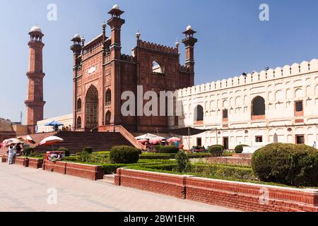 Porta principale della Moschea di Badshahi, Forte di Lahore, Lahore, Provincia di Punjab, Pakistan, Asia meridionale, Asia Foto Stock