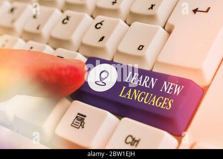 Testo della scrittura di imparare nuove lingue. Foto concettuale lo sviluppo di capacità di comunicare in lingua straniera Foto Stock