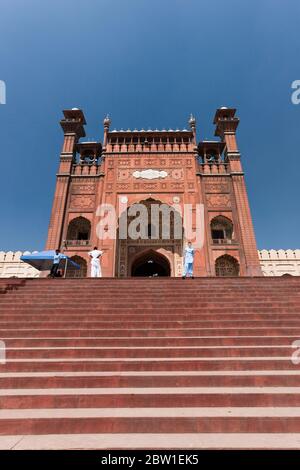 Porta principale della Moschea di Badshahi, Forte di Lahore, Lahore, Provincia di Punjab, Pakistan, Asia meridionale, Asia Foto Stock