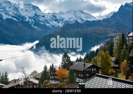 Murren, un villaggio montano in Svizzera che offre viste panoramiche delle famose cime, l'Eiger, Monch e Jungfrau Foto Stock