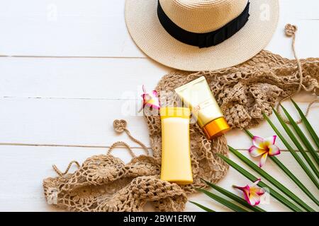 crema solare spf50 cosmetici cura della salute per la pelle viso con crochet, fiori frangipani, cappello, lozione corpo di stile di vita donna relax in estate su bianco Foto Stock