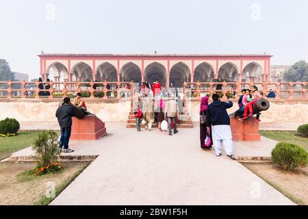 Diwan-e-aam, cortile del forte di Lahore, Cittadella dell'Impero Mughal, architettura islamica e indù, Lahore, provincia del Punjab, Pakistan, Asia meridionale, Asia Foto Stock