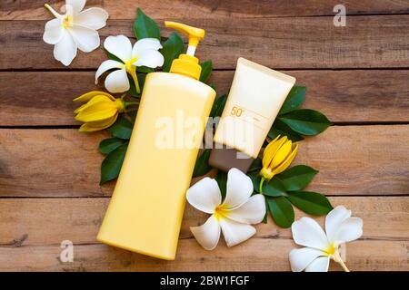 cosmetici naturali per la pelle viso crema solare spf50 salute cura della superficie, lozione corpo con fiori frangipani, ylang ylang, foglia di stile di vita donna Foto Stock