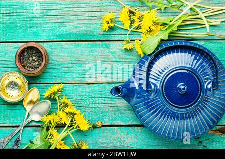 Tè profumato alle erbe da tè fiorito dente di leone.sano tè dente di leone. Foto Stock