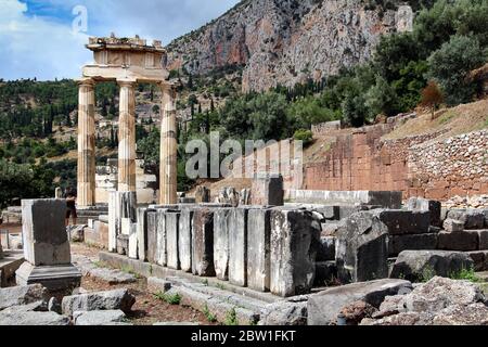 Grecia antica. I toli del santuario di Atena Pronaia, nel sito archeologico dei Delfi Foto Stock