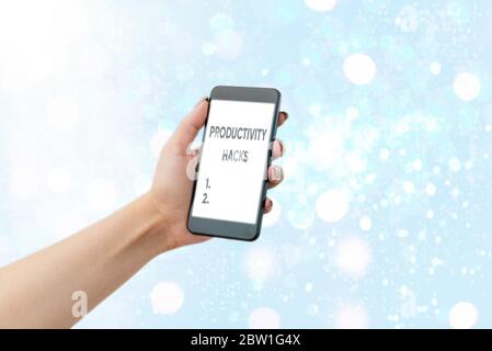 La scrittura della nota mostra la produttività Hacks. Il concetto di business per i trucchi che puoi fare molto di più per lo stesso ammontare di tempo Foto Stock