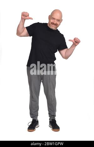uomo di mezza età che si indica sul bianco Foto Stock