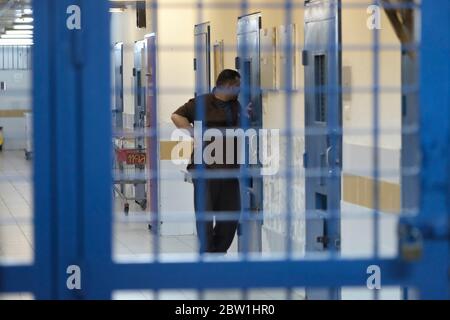 Un prigioniero palestinese imprigionato nel contesto del conflitto israelo-palestinese parla con un prigioniero attraverso una finestra di porta cellulare all'interno della prigione di Eshel, vicino a Beerseba in Israele Foto Stock